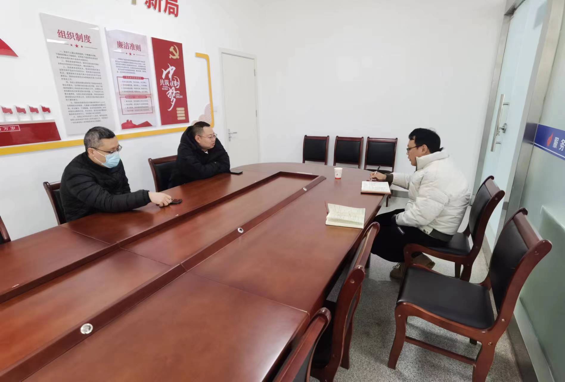 高新區(qū)審批中心了解地賜飼料不動產(chǎn)登記事項.jpg